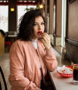 הפרעות אכילה השמנה – מדריך מקיף להבנת הקשר בין הפרעות אכילה להשמנת יתר, זיהוי תסמינים, סוגי ההפרעות וטיפולים יעילים. מאמר עדכני, מקצועי ואמפתי.